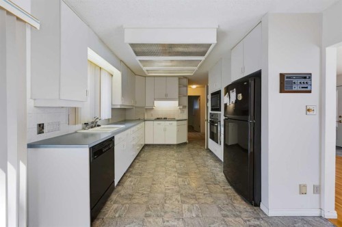 107 Hallbrook Drive Sw, Calgary, AB 