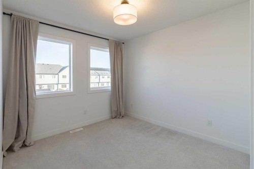 74 Mallard Heath Se, Calgary, AB 