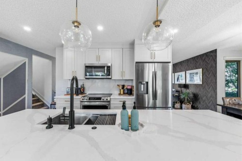 513 Oakridge Way Sw, Calgary, AB 