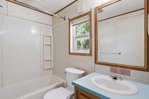 2000-21St Ave, Bowden, AB 