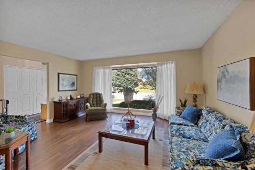 256 Parkwood Close Se, Calgary, AB 