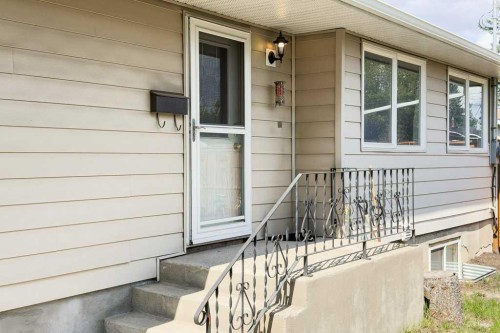 44 Lynndale Road Se, Calgary, AB 