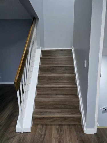 215 Pineset Place Ne, Calgary, AB 
