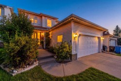 8 Hawkdale Close NW Calgary, AB T3G 2V7