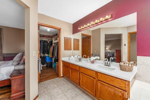 8 Hawkdale Close Nw, Calgary, AB 