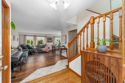 8 Hawkdale Close Nw, Calgary, AB 