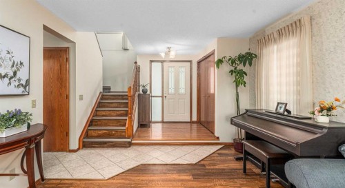 8 Hawkdale Close Nw, Calgary, AB 