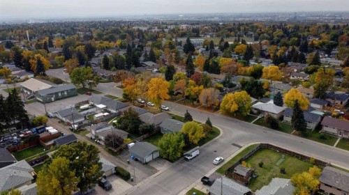 2202 35 Street Se, Calgary, AB 