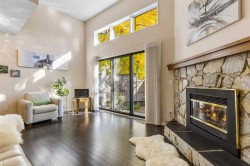 4 Glamis Gardens SW Calgary, AB T3E 6S4