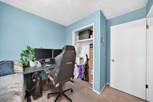 44 Mckinley Road Se, Calgary, AB 
