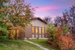 107 Bermuda Close NW Calgary, AB T3K 1G4