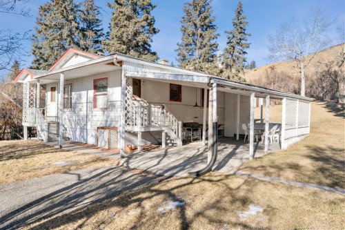 332 Third Street West, Cochrane, AB 