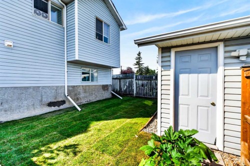 8079 Laguna Way Ne, Calgary, AB 