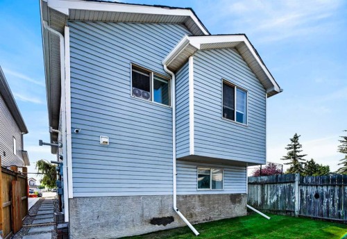 8079 Laguna Way Ne, Calgary, AB 