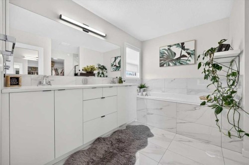 32 Cranbrook Bay Se, Calgary, AB 