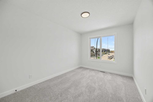 37 Sora Gardens Se, Calgary, AB 