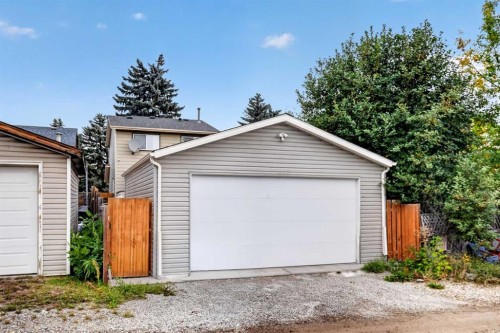 37 Erin Croft Crescent Se, Calgary, AB 