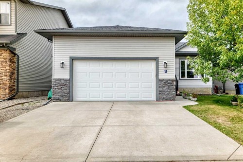 11 Bondar Gate, Carstairs, AB 