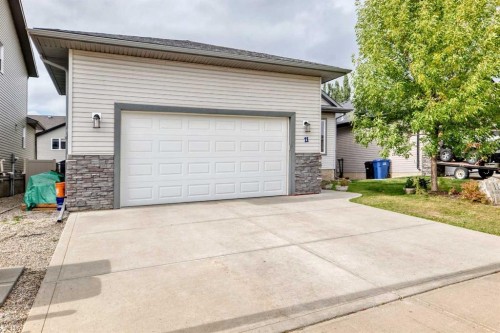 11 Bondar Gate, Carstairs, AB 