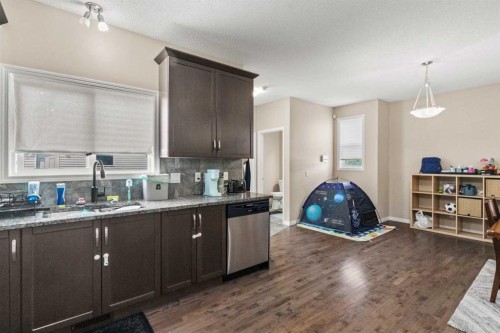 10 Nolanfield Heights Nw, Calgary, AB - Indoor Photo Showing Kitchen