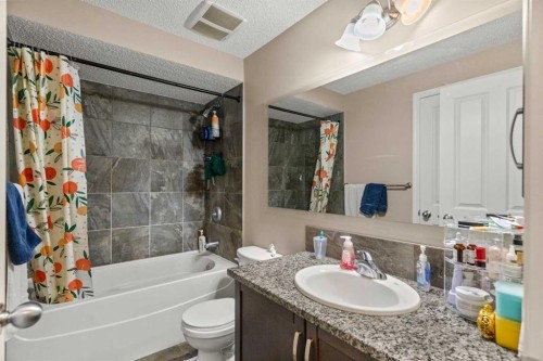 10 Nolanfield Heights Nw, Calgary, AB - Indoor Photo Showing Bathroom