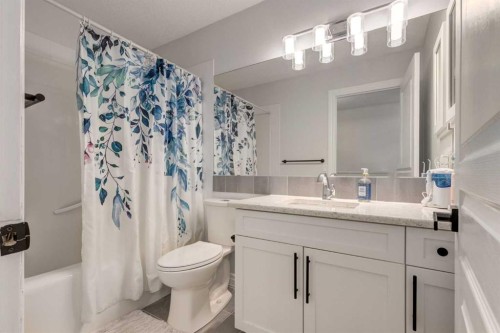 172 Oakmere Way, Chestermere, AB 