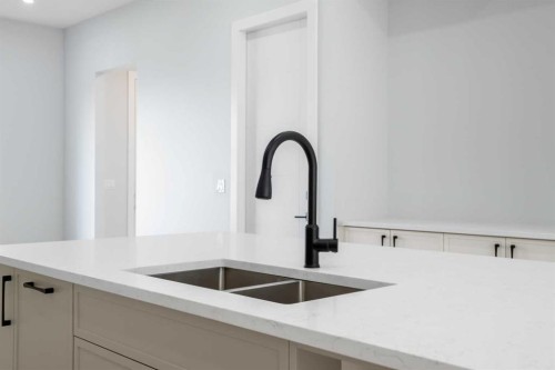 8308 34 Avenue Nw, Calgary, AB 