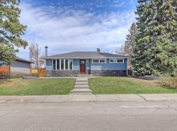 44 Granlea Place SW Calgary, AB T3E 4K2