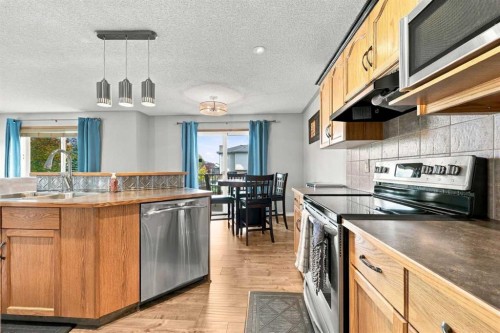 2 Cimarron Grove Bay, Okotoks, AB 