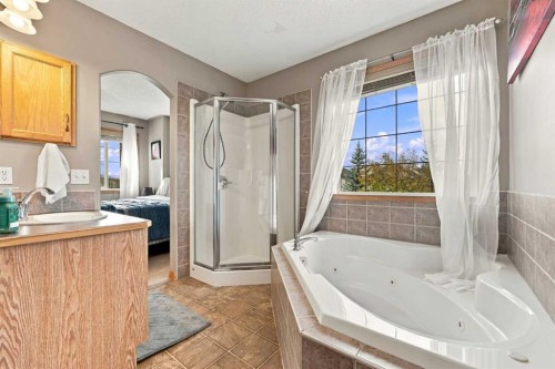 2 Cimarron Grove Bay, Okotoks, AB 