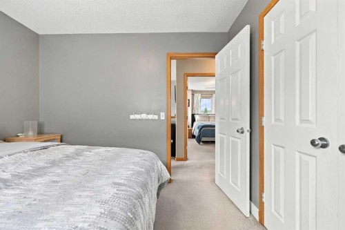 2 Cimarron Grove Bay, Okotoks, AB 
