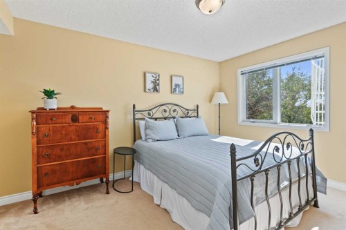 32 Mt Kidd Point Se, Calgary, AB 