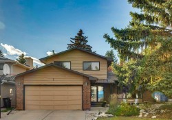 7 Woodgreen Crescent SWCalgary, AB T2W 4A4