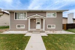 1135 penrith Crescent SE Calgary, AB T2A 2H8
