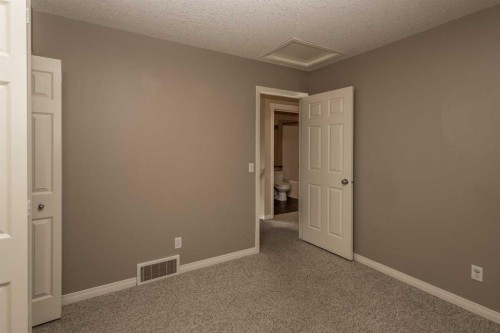 196 Eversyde Circle Sw, Calgary, AB 