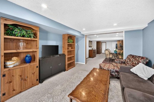 155 Strathcona Close Sw, Calgary, AB 