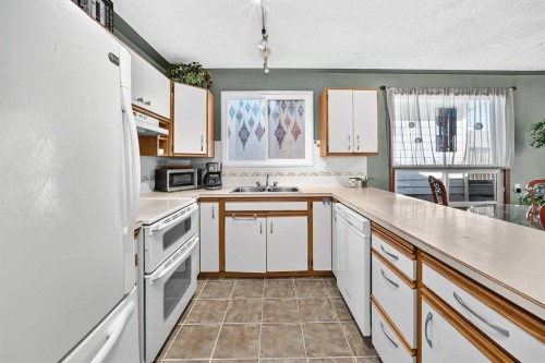 155 Strathcona Close Sw, Calgary, AB 