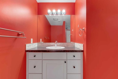 353 Kinniburgh Boulevard, Chestermere, AB - Indoor Photo Showing Bathroom