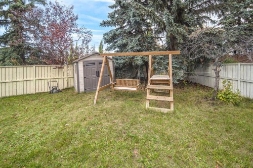 28 Hawkcliff Place Nw, Calgary, AB 