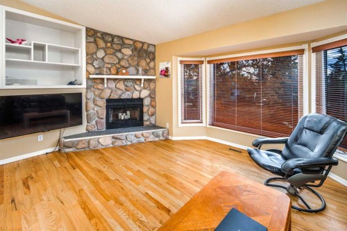 28 Hawkcliff Place Nw, Calgary, AB 