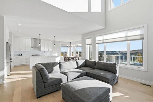 10 Heritage Close, Cochrane, AB 