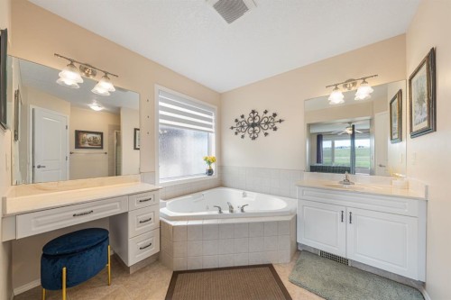 240 Everglade Circle Sw, Calgary, AB 