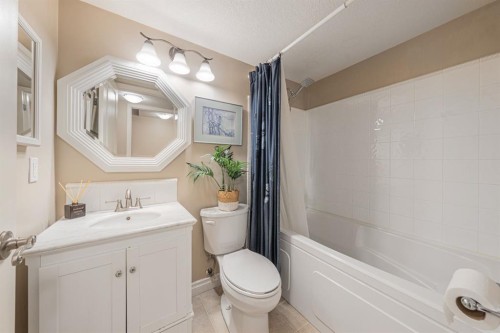 240 Everglade Circle Sw, Calgary, AB 