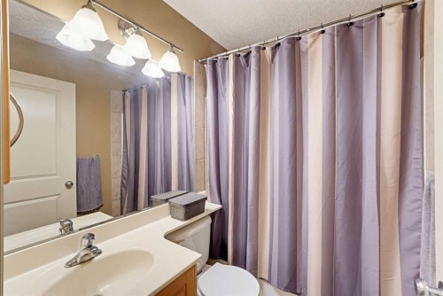 35-39 Strathlea Common Sw, Calgary, AB 