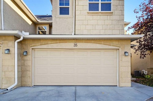 35-39 Strathlea Common Sw, Calgary, AB 