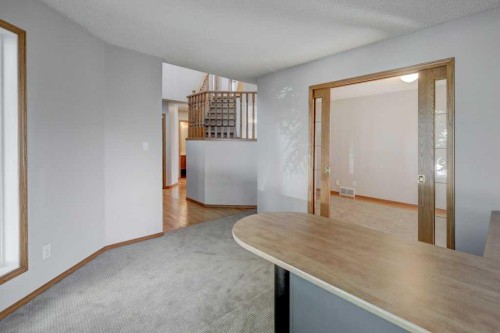 212 Riverview Close Se, Calgary, AB 
