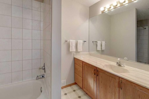 212 Riverview Close Se, Calgary, AB 