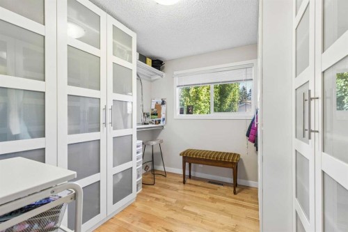 7048 61 Avenue Nw, Calgary, AB 