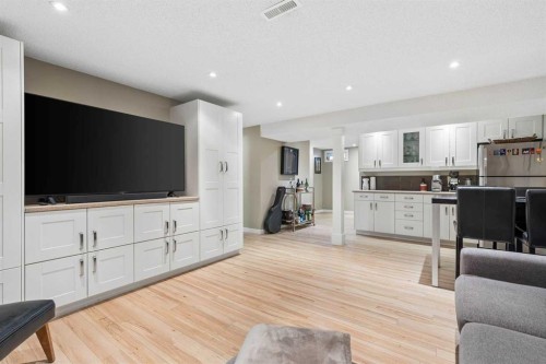 7048 61 Avenue Nw, Calgary, AB 