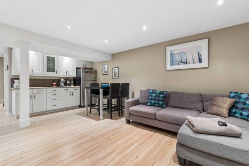 7048 61 Avenue Nw, Calgary, AB 